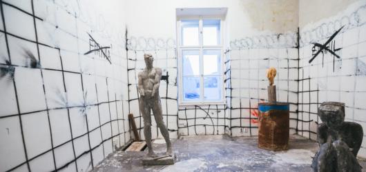 Prázdné místnosti Kampusu Hybernská oživí mladí umělci. Přehlídka Pokoje tentokrát reflektuje téma „ozvěna“