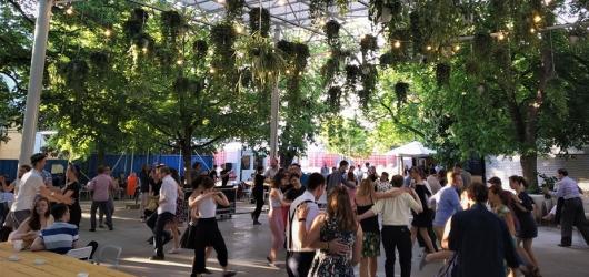 Letní tancování: venkovní swingové tančírny i klasické taneční večery