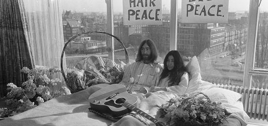 #IDEA: Revoluce z postele – happening Johna Lennona s Yoko Ono v posteli před padesáti lety