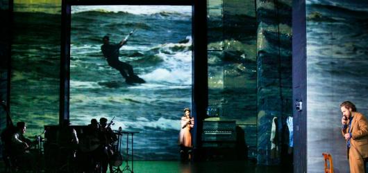 Maxim Gorki Theater propojuje v inscenaci Noc v Lisabonu minulost s přítomností i realitu s fikcí 