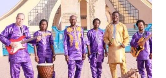 SOUTĚŽ: Mamadou Diabaté & Percussion Mania očarují publikum kouzlem afrických rytmů. Vyhrajte vstupenky na jejich koncert