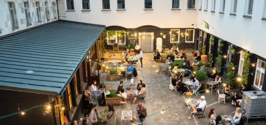Kavárny se zahrádkou: Výběr nejlepších kaváren v Praze